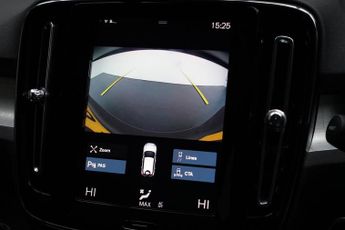 VOLVO XC40 1.5 T3 Momentum SUV 5dr Petrol Auto Euro 6 (s/s) (163 ps)