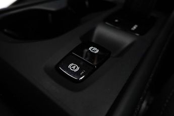 VOLVO XC40 1.5 T3 Momentum SUV 5dr Petrol Auto Euro 6 (s/s) (163 ps)