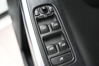 VOLVO XC60 2.4 D5 SE Lux Nav SUV 5dr Diesel Geartronic AWD Euro 5 (215 ps)