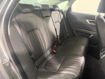 JAGUAR XF 2.0d Portfolio Saloon 4dr Diesel Auto Euro 6 (s/s) (180 ps)