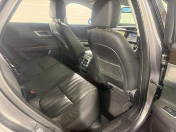 JAGUAR XF 2.0d Portfolio Saloon 4dr Diesel Auto Euro 6 (s/s) (180 ps)