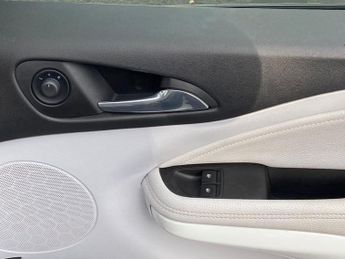 VAUXHALL ADAM 1.4 16v White Edition Hatchback 3dr Petrol Manual Euro 5 (87 ps)