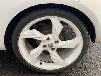 VAUXHALL ADAM 1.4 16v White Edition Hatchback 3dr Petrol Manual Euro 5 (87 ps)