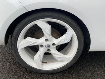 VAUXHALL ADAM 1.4 16v White Edition Hatchback 3dr Petrol Manual Euro 5 (87 ps)