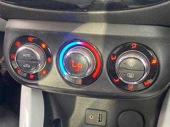 VAUXHALL ADAM 1.4 16v White Edition Hatchback 3dr Petrol Manual Euro 5 (87 ps)