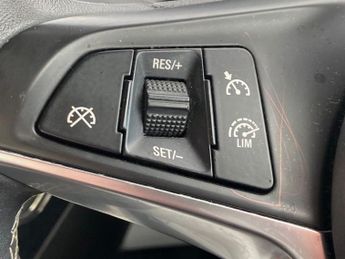 VAUXHALL ADAM 1.4 16v White Edition Hatchback 3dr Petrol Manual Euro 5 (87 ps)