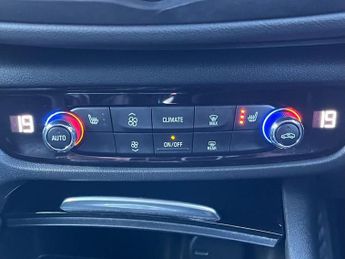 VAUXHALL INSIGNIA 2.0 Turbo D BlueInjection Elite Nav Sports Tourer 5dr Diesel Aut