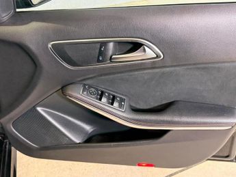 MERCEDES-BENZ A-CLASS 2.1 A200d AMG Line Hatchback 5dr Diesel 7G-DCT Euro 6 (s/s) (136