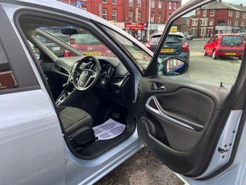 VAUXHALL ZAFIRA TOURER 2.0 CDTi Exclusiv MPV 5dr Diesel Auto Euro 5 (165 ps)