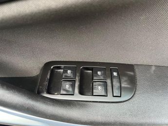 VAUXHALL ZAFIRA TOURER 2.0 CDTi Exclusiv MPV 5dr Diesel Auto Euro 5 (165 ps)