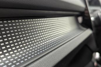 VOLVO XC40 1.5 T3 R-Design SUV 5dr Petrol Auto Euro 6 (s/s) (163 ps)