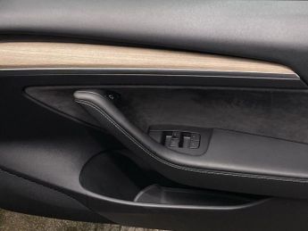 TESLA Model 3 Standard Range Plus Saloon 4dr Electric Auto RWD (241 bhp)