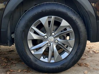 PEUGEOT E-2008 50kWh Active Premium SUV 5dr Electric Auto (136 ps)