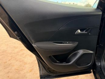 PEUGEOT E-2008 50kWh Active Premium SUV 5dr Electric Auto (136 ps)