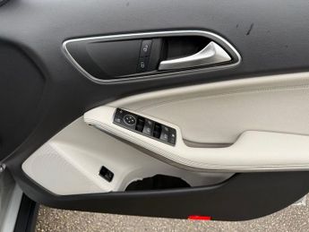 MERCEDES-BENZ GLA-CLASS 2.1 GLA200d Sport SUV 5dr Diesel 7G-DCT Euro 6-2 OWNER CAR FINIS