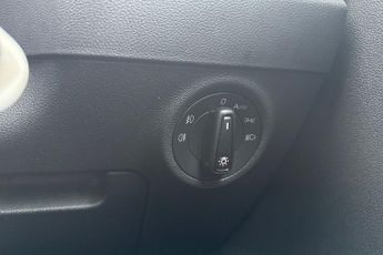 SKODA KAROQ 1.6 TDI SE SUV 5dr Diesel DSG Euro 6 (s/s) (115 ps) Rear Parking