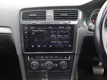 VOLKSWAGEN E-GOLF 35.8kWh e-Golf Hatchback 5dr Electric Auto (136 ps)
