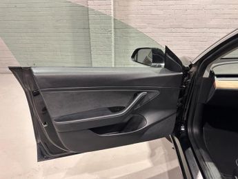 TESLA Model 3 Standard Range Plus Saloon 4dr Electric Auto RWD (241 bhp)