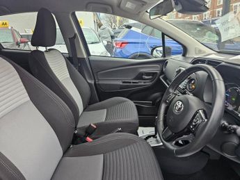 TOYOTA YARIS AUTOMATIC 1.5 VVT-h Design Hatchback 5dr Petrol Hybrid E-CVT Eur