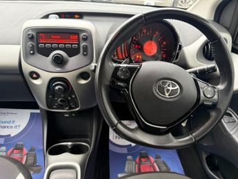 TOYOTA AYGO 1.0 VVT-i x-play Hatchback 5dr Petrol x-shift Euro 6 (68 ps)