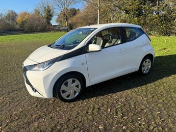 TOYOTA AYGO 1.0 VVT-i x-play Hatchback 5dr Petrol x-shift Euro 6 (68 ps)