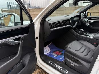 VOLKSWAGEN TOUAREG 3.0 TDI V6 R-Line Tech SUV 5dr Diesel Tiptronic 4Motion Euro 6 (