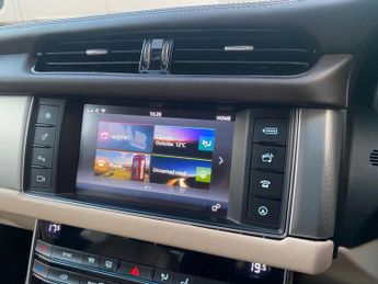JAGUAR XF 2.0d Portfolio Saloon 4dr Diesel Auto Euro 6 (s/s) (180 ps)