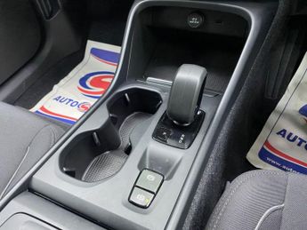 VOLVO XC40 1.5 T3 Momentum SUV 5dr Petrol Auto Euro 6 (s/s) (163 ps)