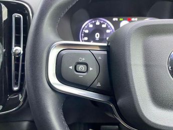 VOLVO XC40 1.5 T3 Momentum SUV 5dr Petrol Auto Euro 6 (s/s) (163 ps)