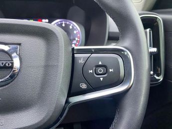 VOLVO XC40 1.5 T3 Momentum SUV 5dr Petrol Auto Euro 6 (s/s) (163 ps)