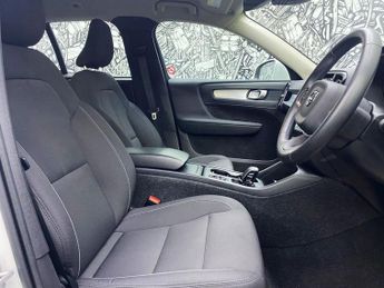VOLVO XC40 1.5 T3 Momentum SUV 5dr Petrol Auto Euro 6 (s/s) (163 ps)