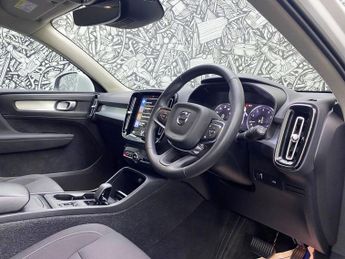 VOLVO XC40 1.5 T3 Momentum SUV 5dr Petrol Auto Euro 6 (s/s) (163 ps)