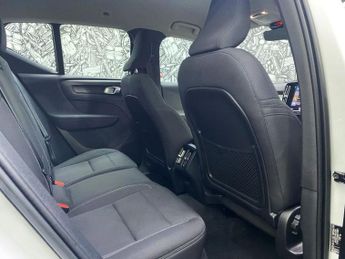 VOLVO XC40 1.5 T3 Momentum SUV 5dr Petrol Auto Euro 6 (s/s) (163 ps)