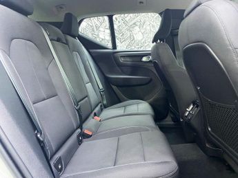 VOLVO XC40 1.5 T3 Momentum SUV 5dr Petrol Auto Euro 6 (s/s) (163 ps)