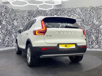 VOLVO XC40 1.5 T3 Momentum SUV 5dr Petrol Auto Euro 6 (s/s) (163 ps)