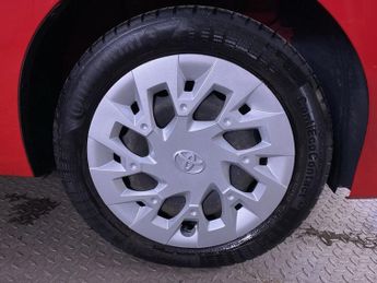 TOYOTA AYGO 1.0 VVT-i x-play Hatchback 5dr Petrol x-shift Euro 6 (Safety Sen