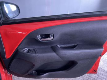 TOYOTA AYGO 1.0 VVT-i x-play Hatchback 5dr Petrol x-shift Euro 6 (Safety Sen