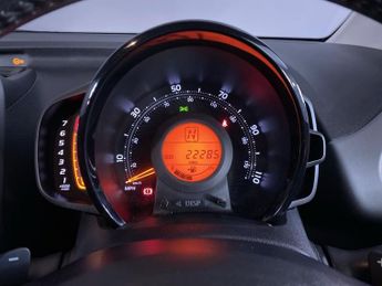 TOYOTA AYGO 1.0 VVT-i x-play Hatchback 5dr Petrol x-shift Euro 6 (Safety Sen