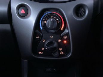 TOYOTA AYGO 1.0 VVT-i x-play Hatchback 5dr Petrol x-shift Euro 6 (Safety Sen