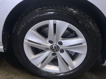 VOLKSWAGEN GOLF 1.5 eTSI MHEV Life Hatchback 5dr Petrol Hybrid DSG Euro 6 (s/s) 