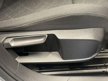 VOLKSWAGEN GOLF 1.5 eTSI MHEV Life Hatchback 5dr Petrol Hybrid DSG Euro 6 (s/s) 