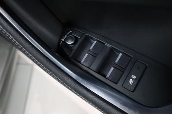 JAGUAR XE 2.0 D180 R-Dynamic SE Saloon Auto AWD Euro 6 (s/s) (180 ps)