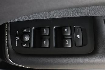 VOLVO XC60 2.0 B4 MHEV R-Design Pro Auto AWD Euro 6 (s/s) 5dr