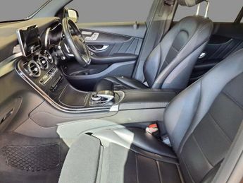 MERCEDES-BENZ GLC 2.1 GLC220d AMG Line (Premium) Diesel G-Tronic 4MATIC (170 ps)