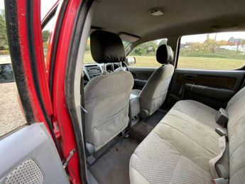 TOYOTA HI-LUX 3.0 D-4D Invincible Pickup 4dr Diesel Automatic 4WD (246 g/km, 1