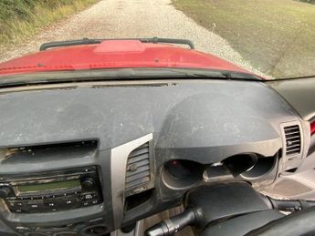 TOYOTA HI-LUX 3.0 D-4D Invincible Pickup 4dr Diesel Automatic 4WD (246 g/km, 1