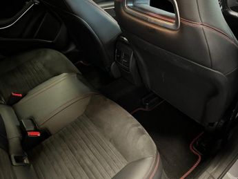 MERCEDES-BENZ GLA CLASS 1.6 GLA180 AMG Line Edition SUV 5dr Petrol 7G-DCT Euro 6 (s/s) (