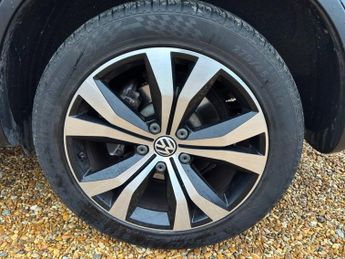 VOLKSWAGEN TOUAREG 3.0 TDI V6 BlueMotion Tech R-Line SUV 5dr Diesel Tiptronic 4WD E