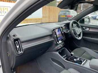 VOLVO XC40 2.0 B3 MHEV Plus SUV 5dr Petrol Hybrid DCT Auto Euro 6 (s/s) (16