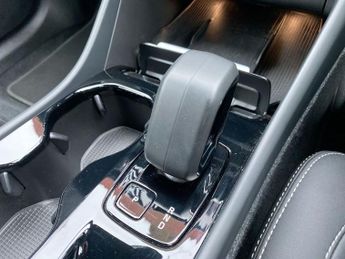 VOLVO XC40 2.0 B3 MHEV Plus SUV 5dr Petrol Hybrid DCT Auto Euro 6 (s/s) (16